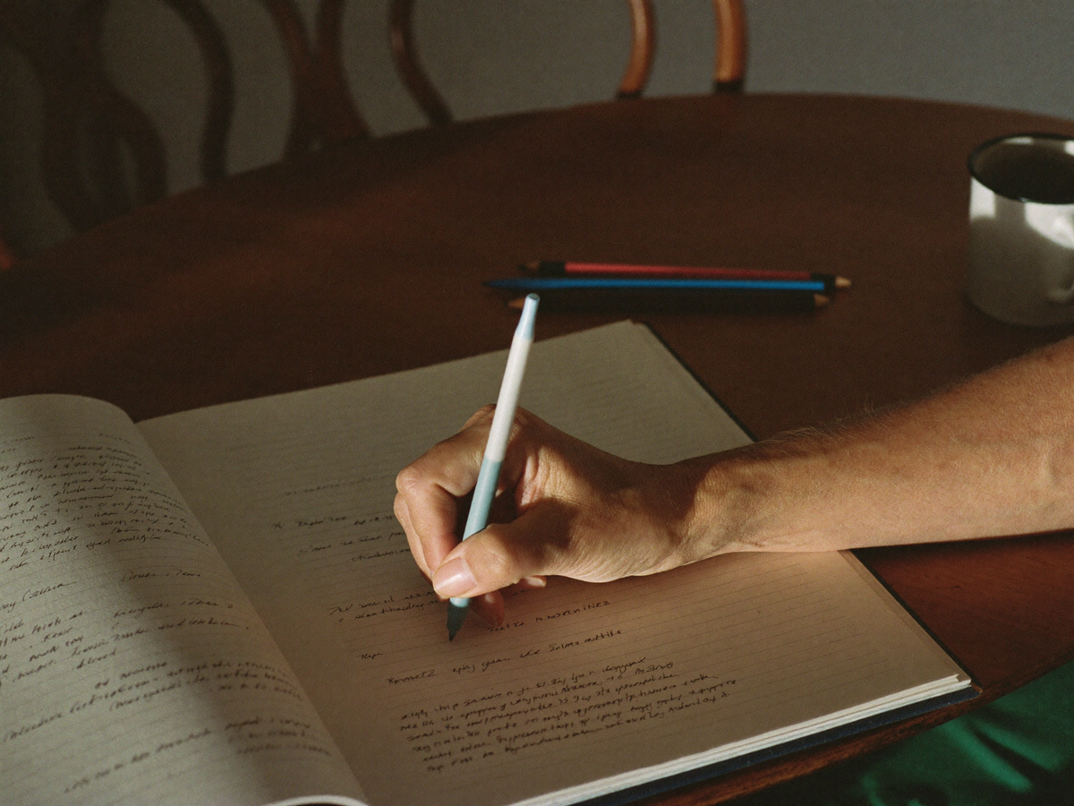 Cahier d'écriture ouvert sur la table de la maison